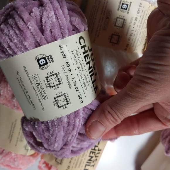 6 SKEINS YARN - Picture 6 of 9